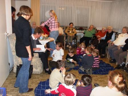 Märchenoma mit Kindern